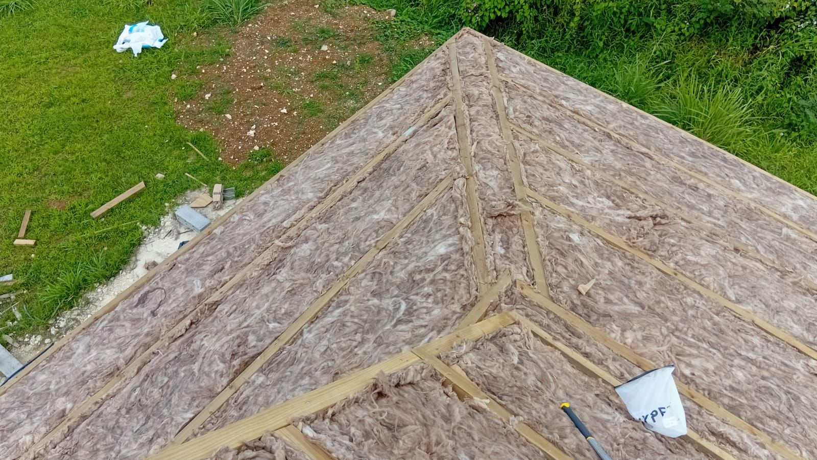 Vue de dessus : isolant posé de façon continue entre les liteaux