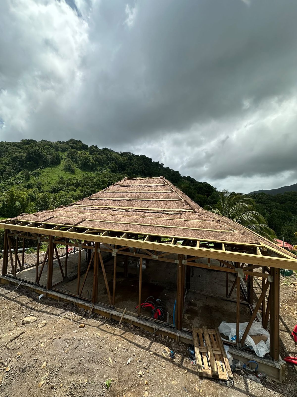 Maison neuve : laine posée sur la charpente avant la couverture
