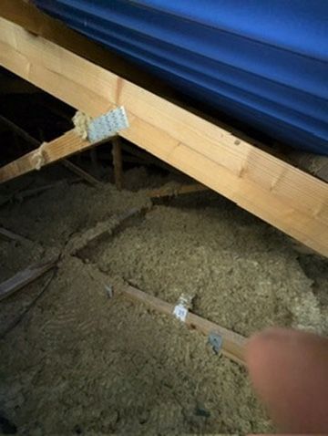 Isolant soufflé dans les combles d'une maison