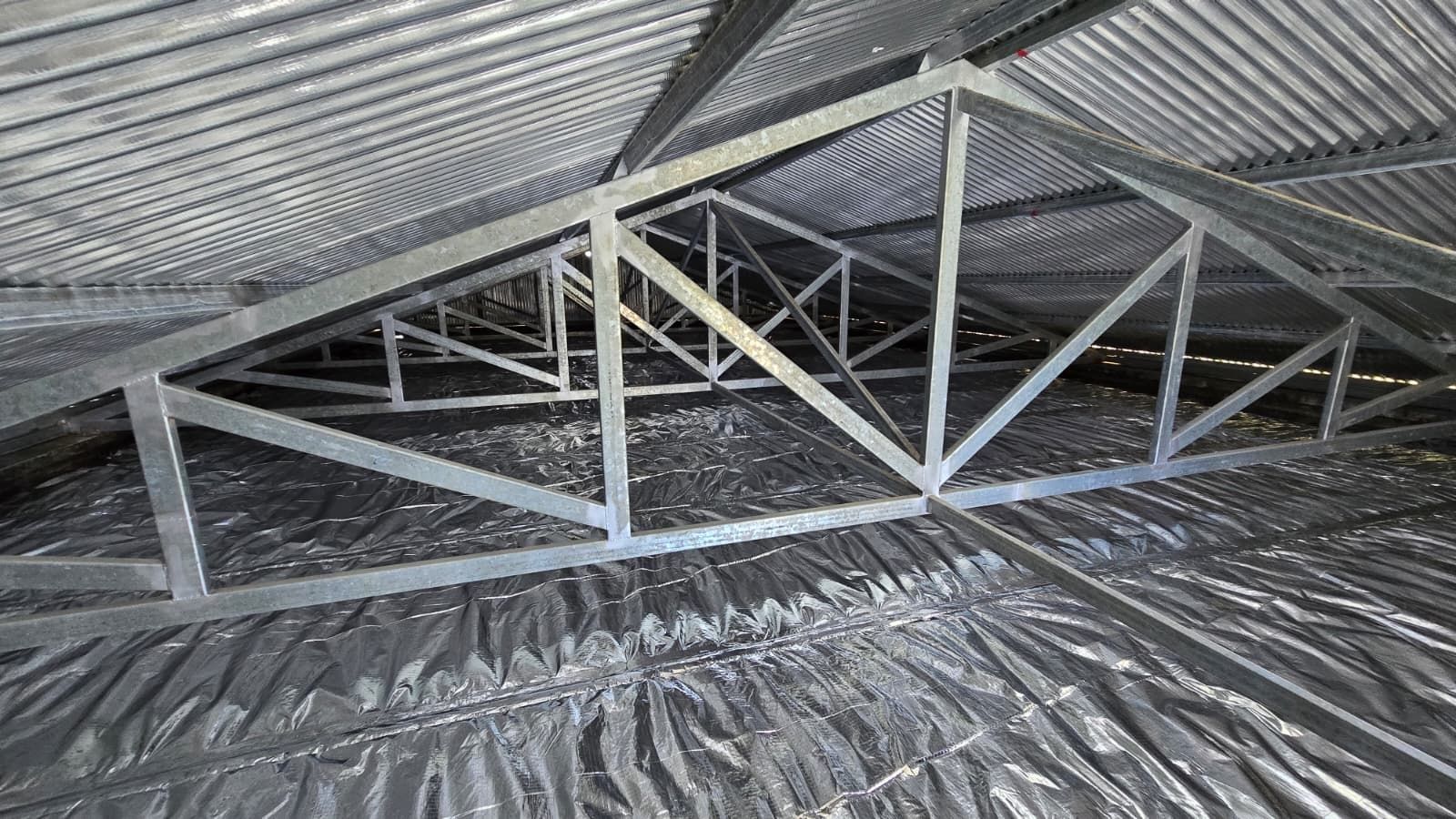 Isolant réfléchissant posé au-dessus du plafond, sous charpente métallique