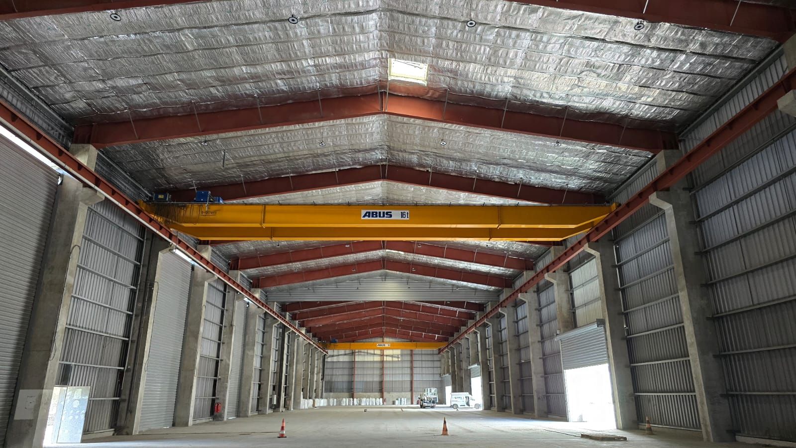 Entrepôt avec pont roulant, réflecteur solaire posé sous toute la toiture
