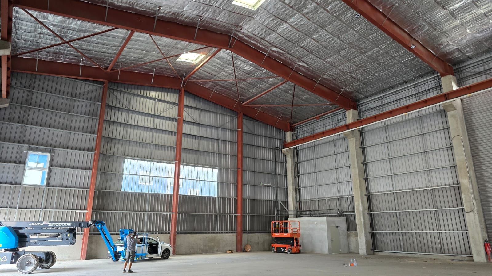 Bâtiment isolé en grande hauteur, nacelles sur le chantier